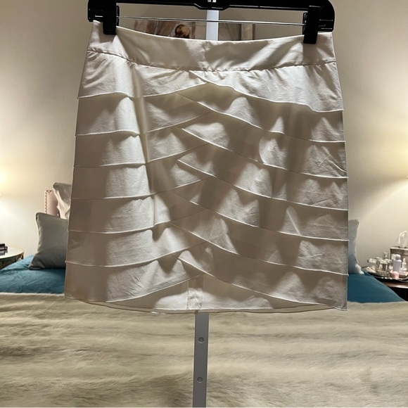 Vintage BCBGMAXAZRIA Off White 0 Tiered Pencil Skirt Front V Layered Stretch Y2K - Picture 4 of 12